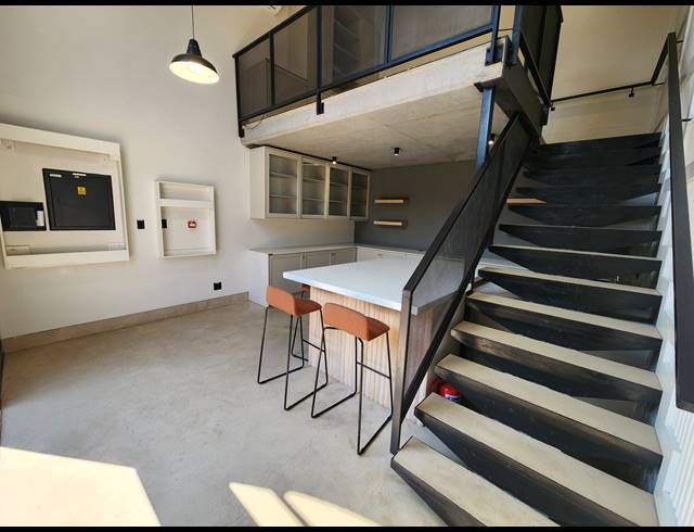 72M² SHOWROOM TO LET IN ROOIHUISKRAAL